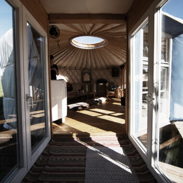 Das Herz, die Mitteljurte – Kochen, Heizen, auf dem Sofa hängen