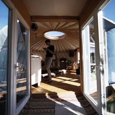 Das Herz, die Mitteljurte – Kochen, Heizen, auf dem Sofa hängen