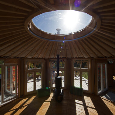 Das Herz, die Mitteljurte – Kochen, Heizen, auf dem Sofa hängen