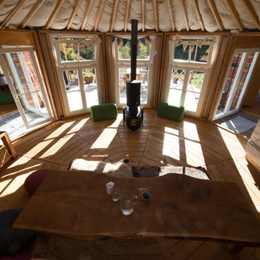 Das Herz, die Mitteljurte – Kochen, Heizen, auf dem Sofa hängen
