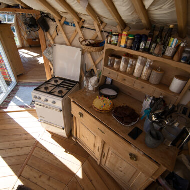 Das Herz, die Mitteljurte – Kochen, Heizen, auf dem Sofa hängen