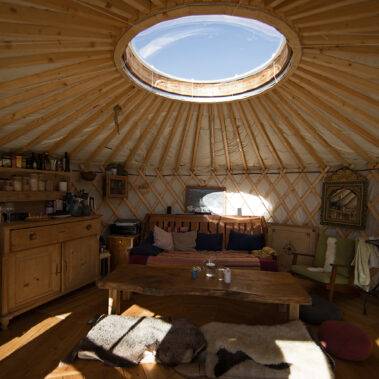 Das Herz, die Mitteljurte – Kochen, Heizen, auf dem Sofa hängen
