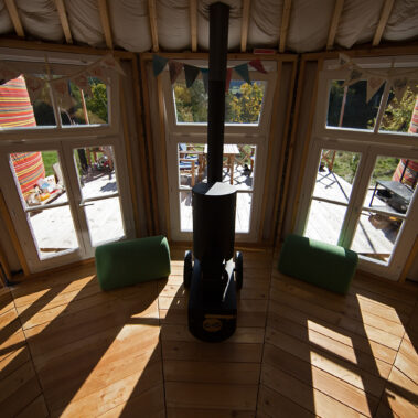 Das Herz, die Mitteljurte – Kochen, Heizen, auf dem Sofa hängen