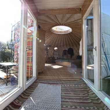 Das Herz, die Mitteljurte – Kochen, Heizen, auf dem Sofa hängen