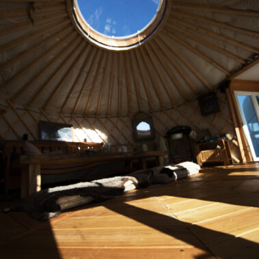 Das Herz, die Mitteljurte – Kochen, Heizen, auf dem Sofa hängen