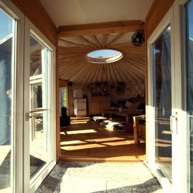 Das Herz, die Mitteljurte – Kochen, Heizen, auf dem Sofa hängen