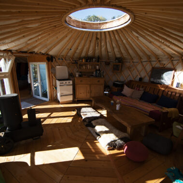 Das Herz, die Mitteljurte – Kochen, Heizen, auf dem Sofa hängen
