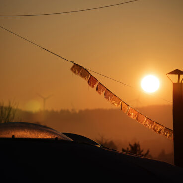 Gebetsfahnen im Sonnenuntergang – ruhiger Abend in der Jurtenlandschaft