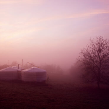 Jurten im Nebel – sanfte Morgenstimmung auf dem Land
