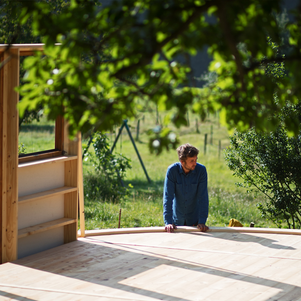 Jungen Mann bei der Bodenmontage einer Jurte – ehrliche und persönliche Beratung