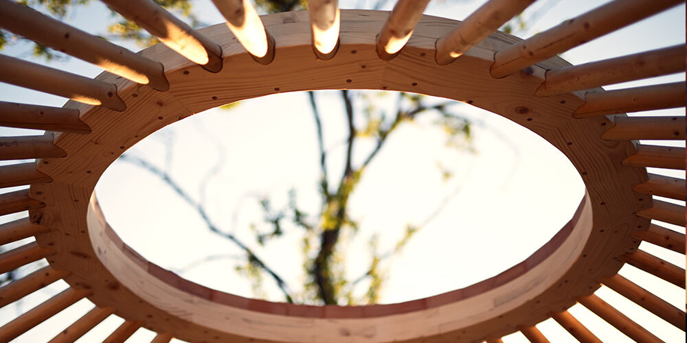 Blick durch die Dachöffnung einer Jurte – Planung der Konstruktion in der Natur