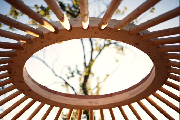 Jurte planen – von der Idee zur Umsetzung Blick durch die Dachöffnung einer Jurte – Planung der Konstruktion in der Natur