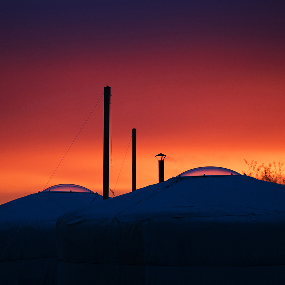 Jurten im Abendlicht – ideal für Glamping, Camping & Natururlaub