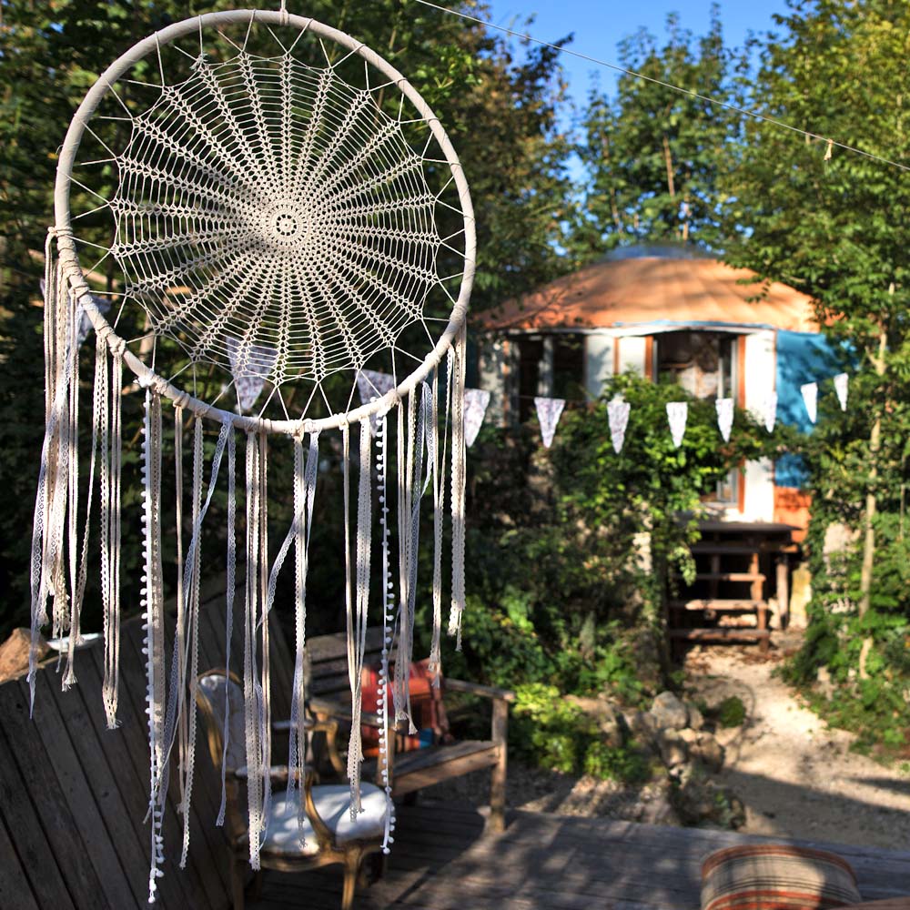 Großer Traumfänger im Garten vor Jurte mit Dekoration – Jurtenleben selbst erleben