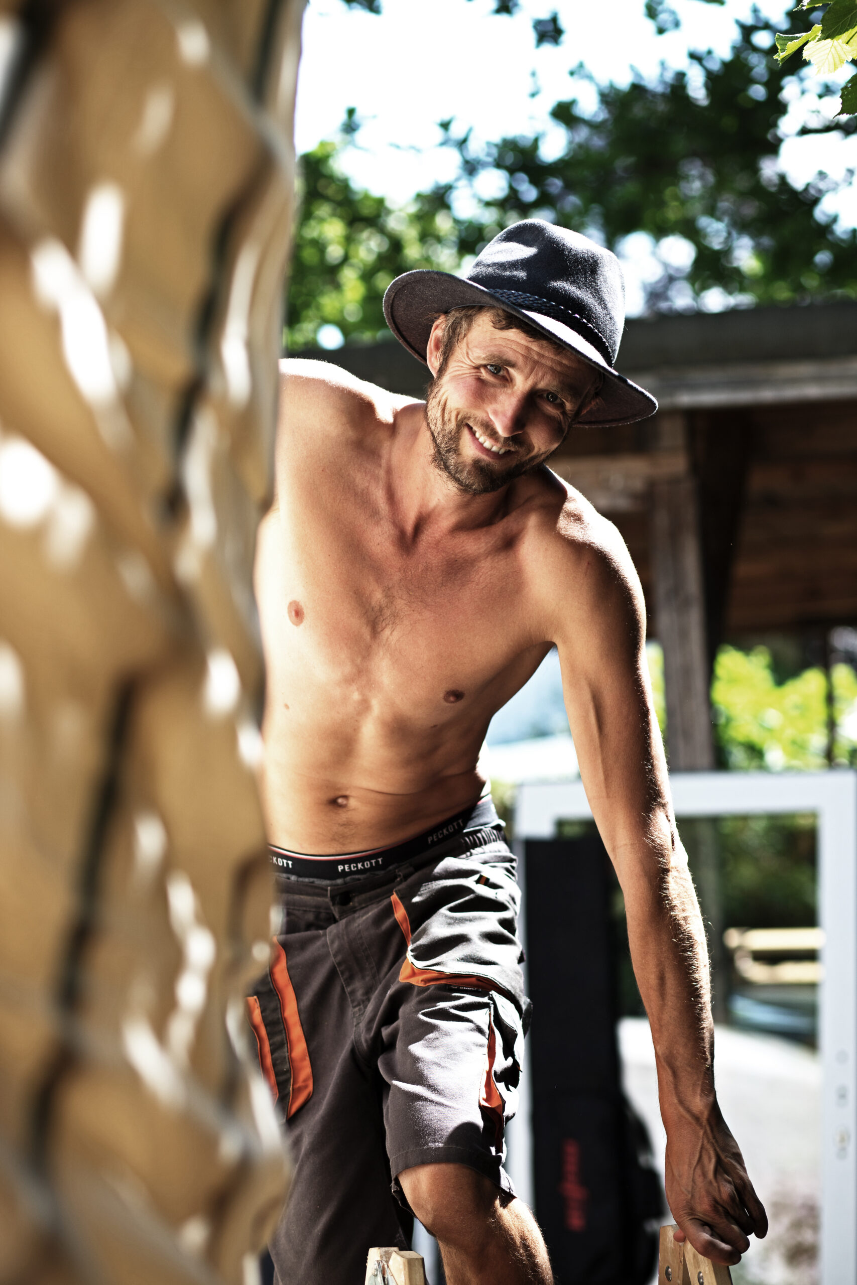 Mann mit Hut lächelt in die Kamera – Ansprechpartner für Jurtenprojekte