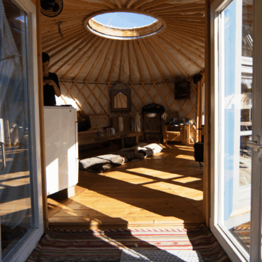 Innenansicht einer Jurte mit Tageslicht – Wohnen in der Jurte
