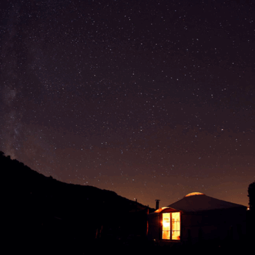 Jurte bei Nacht mit Licht – Leben in der Jurte unter dem Sternenhimmel