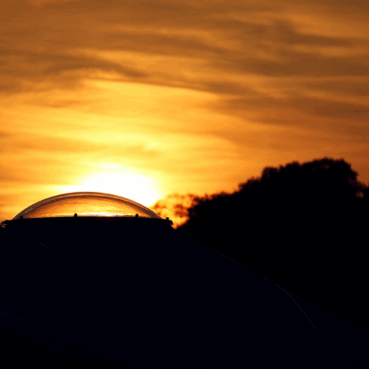 Silhouette einer Jurte im Abendlicht – Wohnen in der Jurte