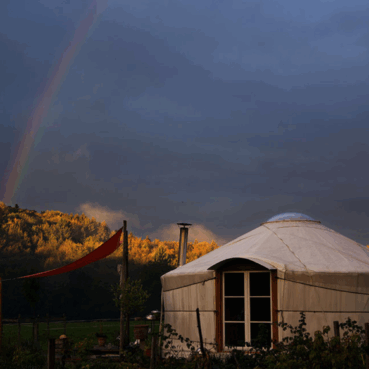 Leben in der Jurte – Jurte bei Regenbogenwetter