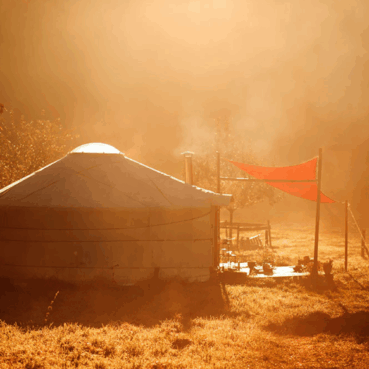 Jurte im Abendlicht – Wohnen in der Natur