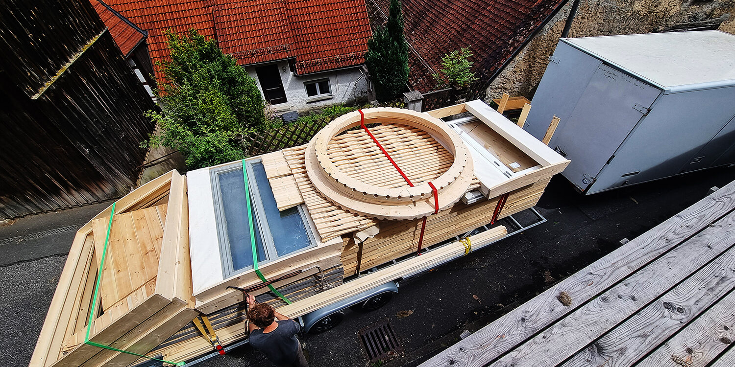 Jurte in Deutschland auf Holzplattform – ganzjährig nutzbare Wohnjurte im Aufbau