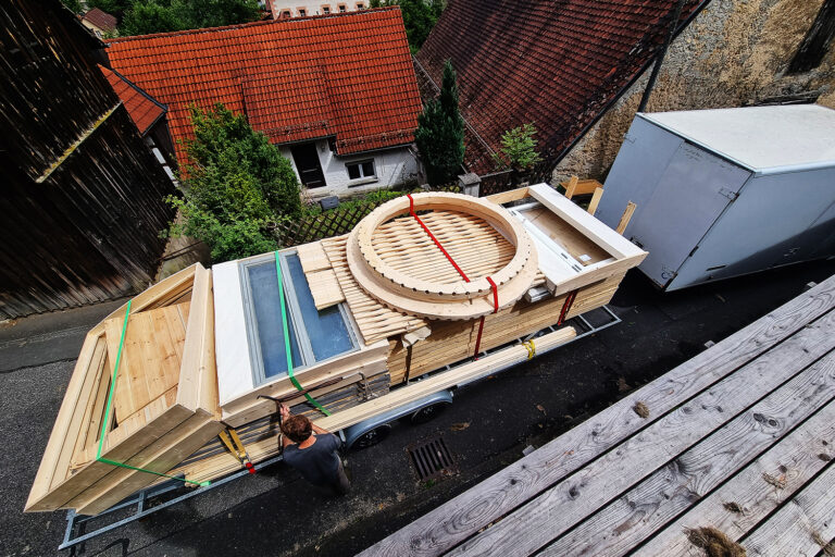 Jurte in Deutschland auf Holzplattform – ganzjährig nutzbare Wohnjurte im Aufbau