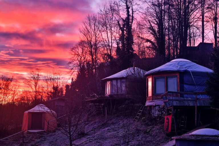 Jurte im Winter – Wohnjurte in Deutschland Jurte im Winter mit frostiger Landschaft – Wohnjurte im Schnee in Deutschland