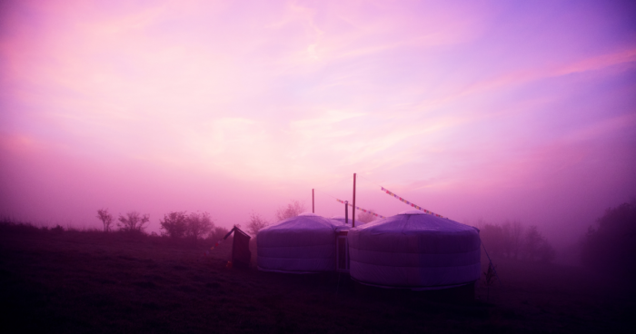 Beleuchtete Jurte im Schnee bei Dämmerung - Winterwohnen in der Jurte