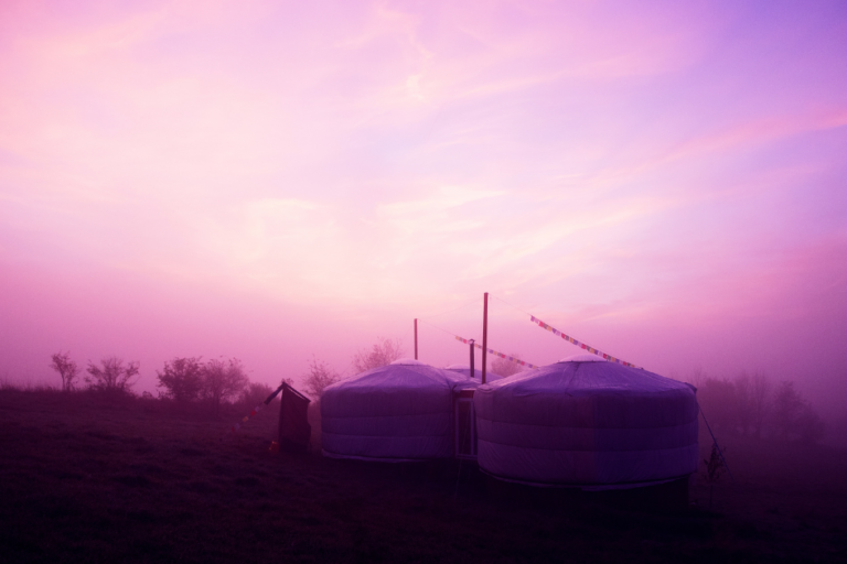 Beleuchtete Jurte im Schnee bei Dämmerung - Winterwohnen in der Jurte