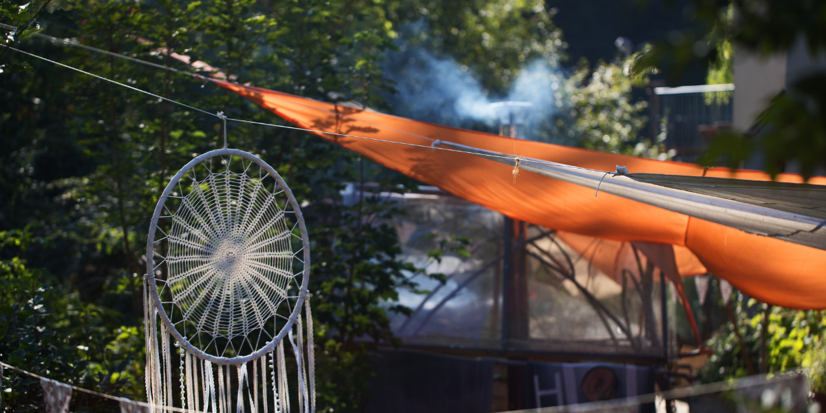 Jurtendorf in Deutschland mit Jurten, Feuerstelle und gemeinschaftlichem Leben in der Natur