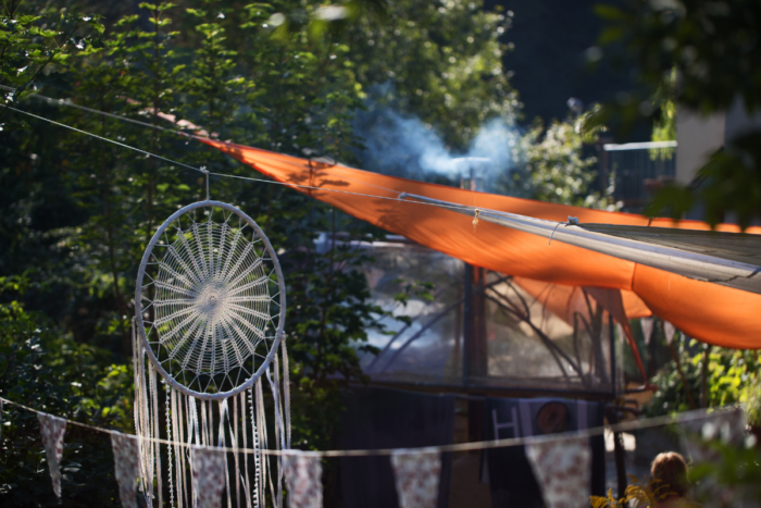 Jurtendorf in Deutschland mit Jurten, Feuerstelle und gemeinschaftlichem Leben in der Natur