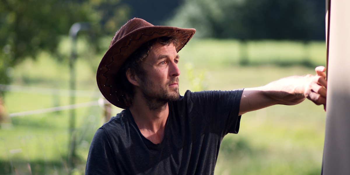 Pirmin, Gründer und Geschäftsführer von jurte.de, schaut in die Ferne