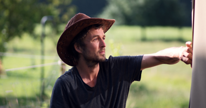 Pirmin, Gründer und Geschäftsführer von jurte.de, schaut in die Ferne