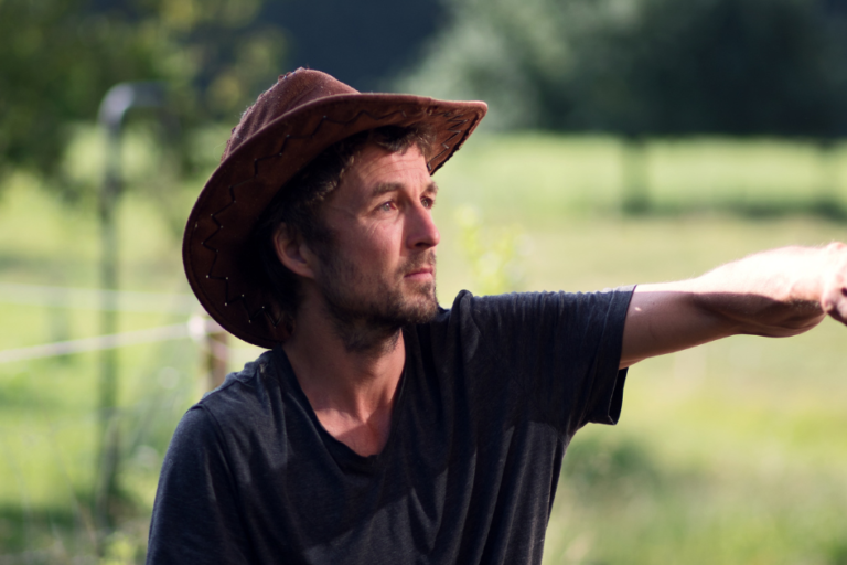 Pirmin, Gründer und Geschäftsführer von jurte.de, schaut in die Ferne